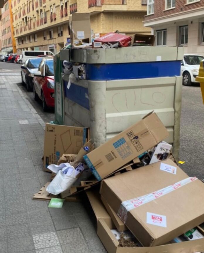 Contenedor de basura en Palencia a día de 11 de septiembre