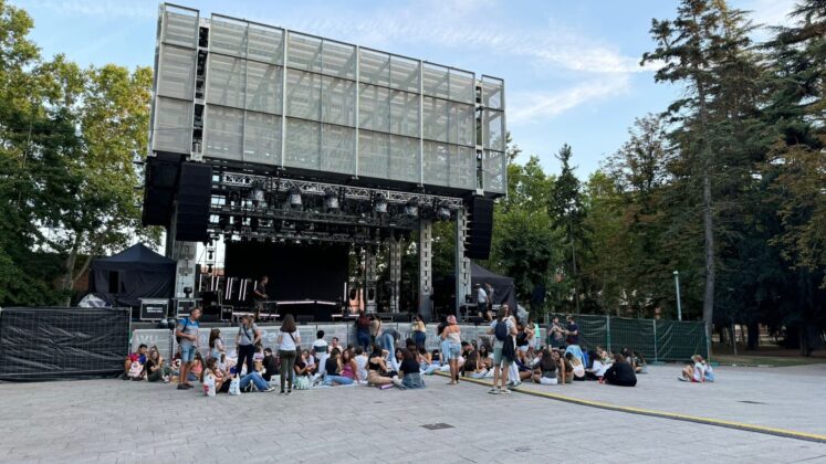 Fans antes del concierto de Abraham Mateo en Palencia 2024