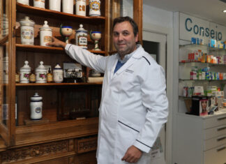 El farmacéutico y doctor José Luis Nájera, es miembro de la FIP (Federacion Intermacional de Farmacéuticos encargado del análisis de farmacia comunitaria en el ámbito europeo