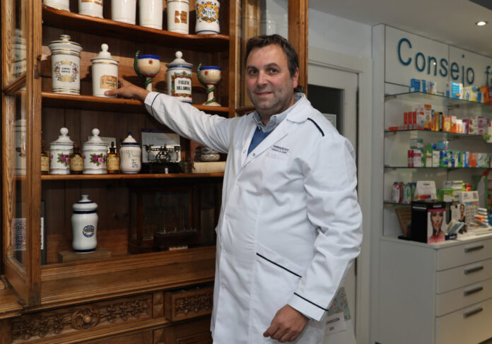 El farmacéutico y doctor José Luis Nájera, es miembro de la FIP (Federacion Intermacional de Farmacéuticos encargado del análisis de farmacia comunitaria en el ámbito europeo