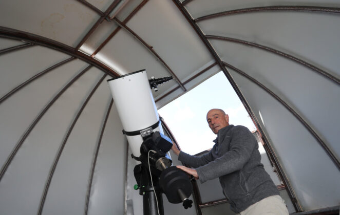 Javier Treceño en su observatorio astronómico en Marcilla de Campos