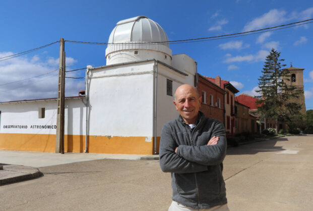 Javier Treceño junto a su observatorio astronómico en Marcilla de Campos