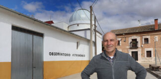 Javier Treceño junto a su observatorio astronómico en Marcilla de Campos