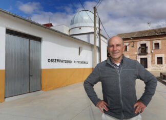 Javier Treceño junto a su observatorio astronómico en Marcilla de Campos