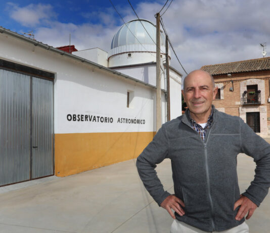 Javier Treceño junto a su observatorio astronómico en Marcilla de Campos