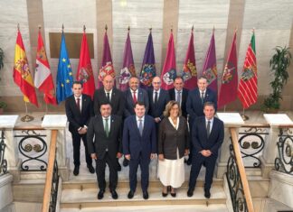 La presidenta de la Diputación de Palencia, Ángeles Armisén, acompañada de los diputados provinciales de Castilla y León y el presidente de la Comunidad, Alfonso Fernández Mañueco