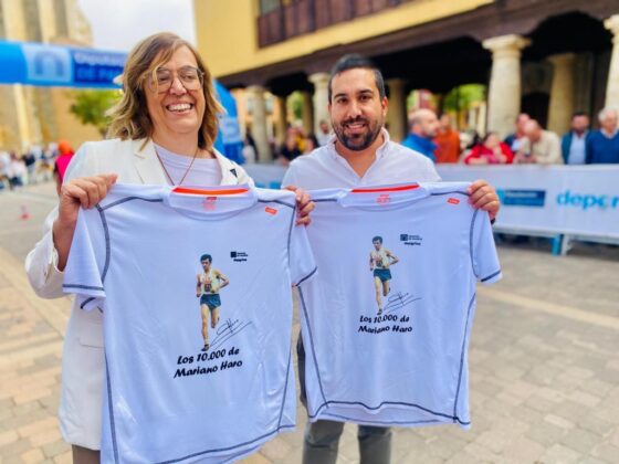 Ángeles Armisén con la camiseta de los 10.000 de Mariano Haro de Becerril de Campos