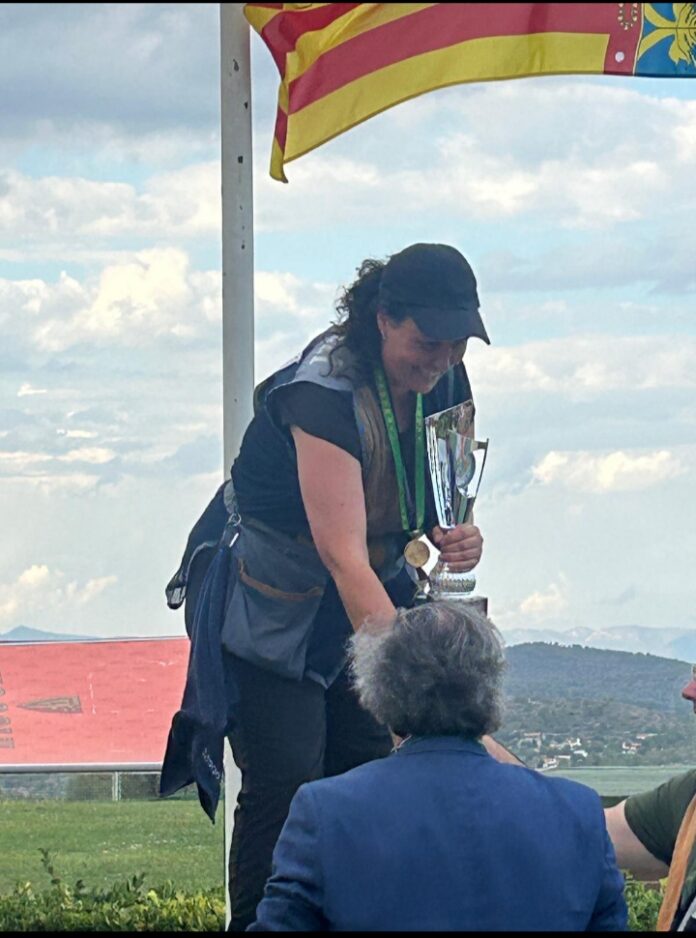 Marta Crespo en el Campeonato de Europa de Blancos a Brazo. Entrega del premio de campeona en Damas