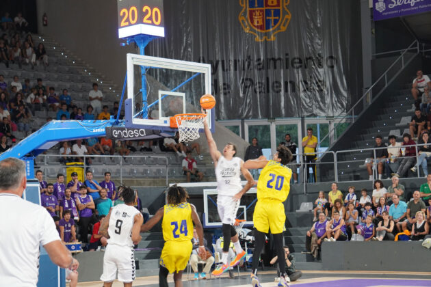 Palencia Baloncesto - Partido de Pretemporada frente a Petróleos Luanda. Sergio Lozano