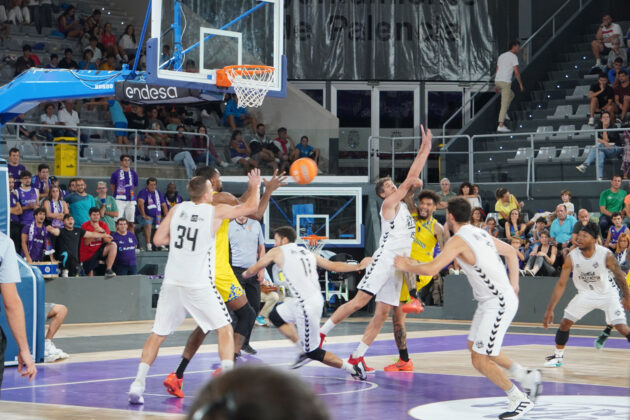 Palencia Baloncesto - Partido de Pretemporada frente a Petróleos Luanda. Sergio Lozano