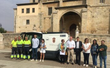 Presentación de la nueva barredora en Paredes de Nava