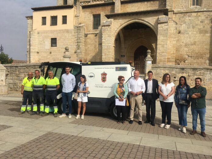 Presentación de la nueva barredora en Paredes de Nava