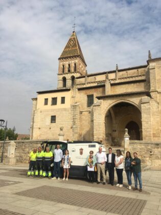 Presentación de la nueva barredora en Paredes de Nava