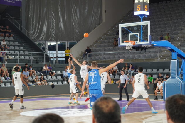 Amistoso Palencia Baloncesto-Oviedo. / Sergio Lozano