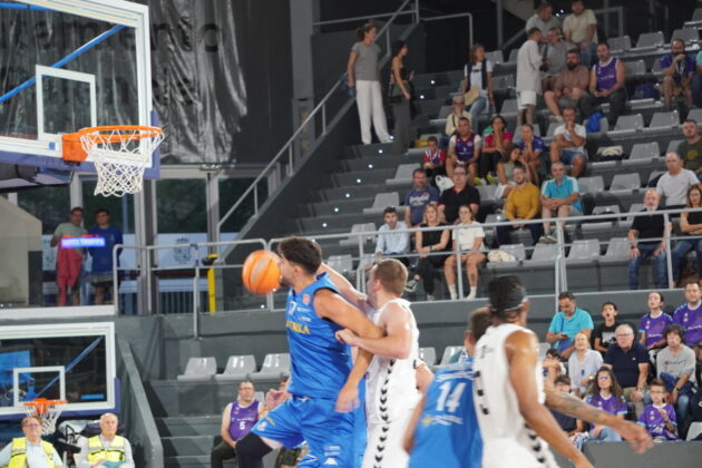 Amistoso Palencia Baloncesto-Oviedo. / Sergio Lozano