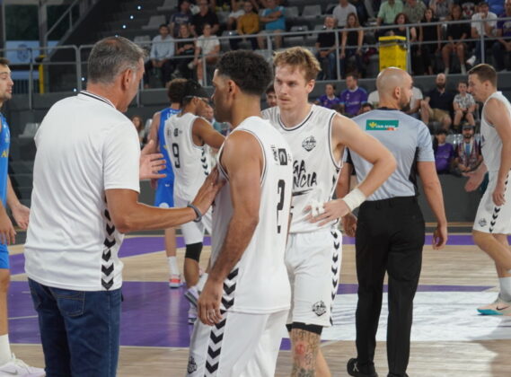 Amistoso Palencia Baloncesto-Oviedo. / Sergio Lozano