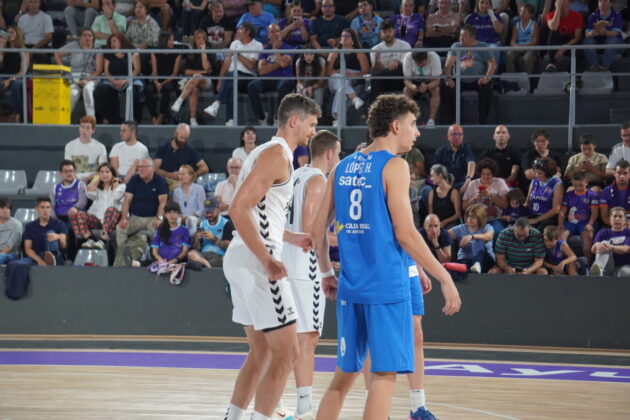 Amistoso Palencia Baloncesto-Oviedo. / Sergio Lozano