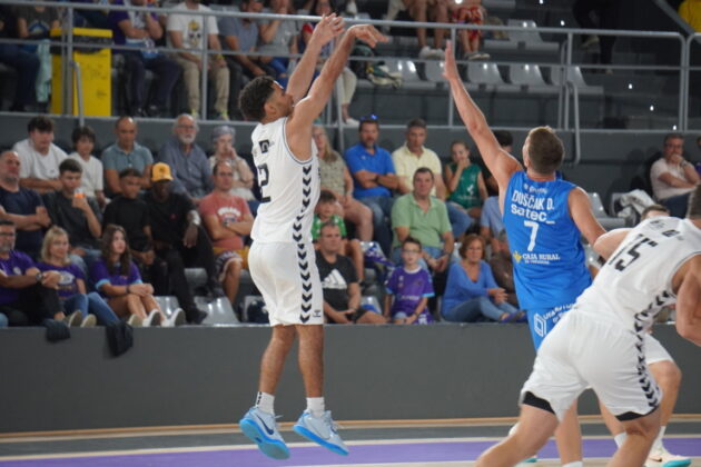 Amistoso Palencia Baloncesto-Oviedo. / Sergio Lozano