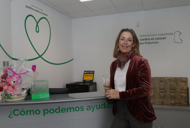 Foto Brágimo - La psicóloga Elena López, paciente de cáncer de mama, en la sede de la AECC en Palencia