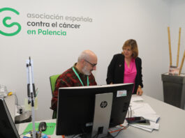 Rosa María Andrés, presidenta de la AECC en Palencia conversa con, Carlos Prieto, un compañero de trabajo