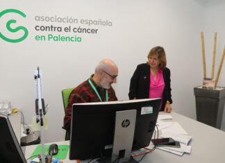 Rosa María Andrés, presidenta de la AECC en Palencia conversa con, Carlos Prieto, un compañero de trabajo