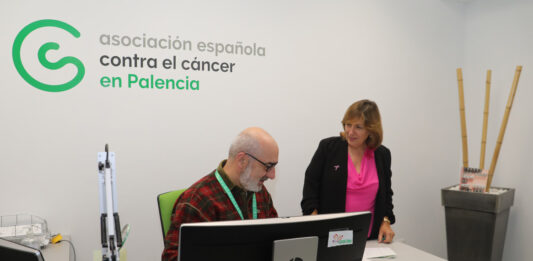 Rosa María Andrés, presidenta de la AECC en Palencia conversa con, Carlos Prieto, un compañero de trabajo