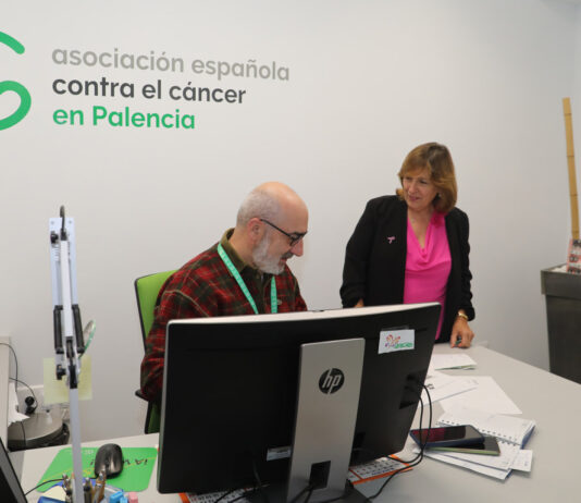 Rosa María Andrés, presidenta de la AECC en Palencia conversa con, Carlos Prieto, un compañero de trabajo