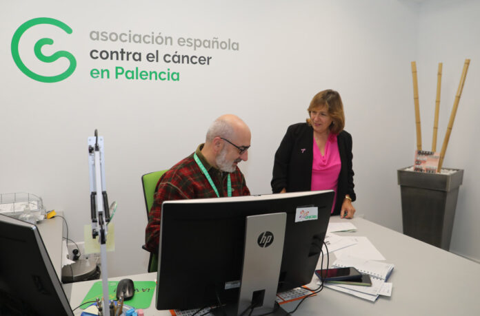 Rosa María Andrés, presidenta de la AECC en Palencia conversa con, Carlos Prieto, un compañero de trabajo