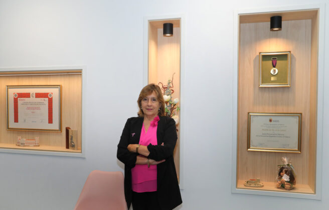 Brágimo - Rosa María Andrés, presidenta de la AECC en Palencia junto a algunas de la distinciones otorgadas a la asociación