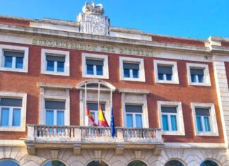 Banderas a media asta en Palencia, en el primer día de luto oficial en recuerdo de las víctimas de la DANA