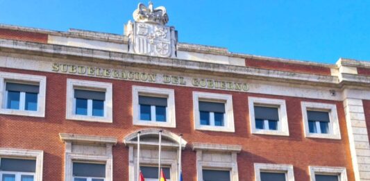 Banderas a media asta en Palencia, en el primer día de luto oficial en recuerdo de las víctimas de la DANA