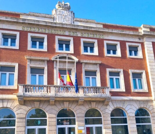 Banderas a media asta en Palencia, en el primer día de luto oficial en recuerdo de las víctimas de la DANA