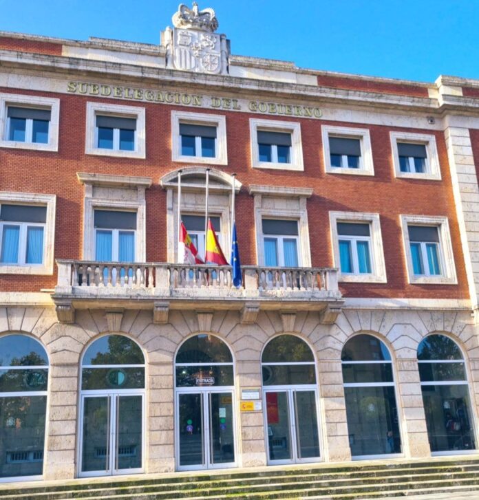 Banderas a media asta en Palencia, en el primer día de luto oficial en recuerdo de las víctimas de la DANA