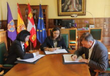 Firma entre Ayuntamiento de Palencia, Aquona y Cruz Roja