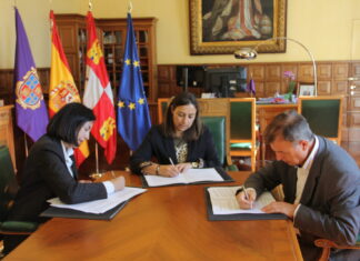 Firma entre Ayuntamiento de Palencia, Aquona y Cruz Roja