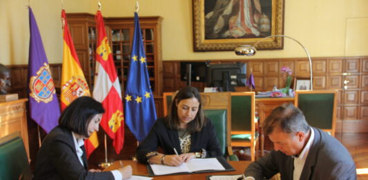 Firma entre Ayuntamiento de Palencia, Aquona y Cruz Roja