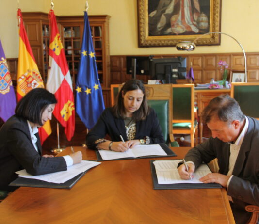 Firma entre Ayuntamiento de Palencia, Aquona y Cruz Roja