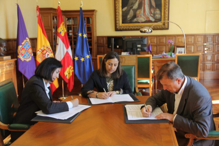 Firma entre Ayuntamiento de Palencia, Aquona y Cruz Roja