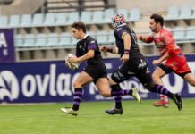 Guille corre portando el balón perseguido por un jugador de Arroyo y Vegas como apoyo. Rugby Palencia