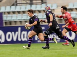 Guille corre portando el balón perseguido por un jugador de Arroyo y Vegas como apoyo. Rugby Palencia