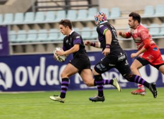 Guille corre portando el balón perseguido por un jugador de Arroyo y Vegas como apoyo. Rugby Palencia