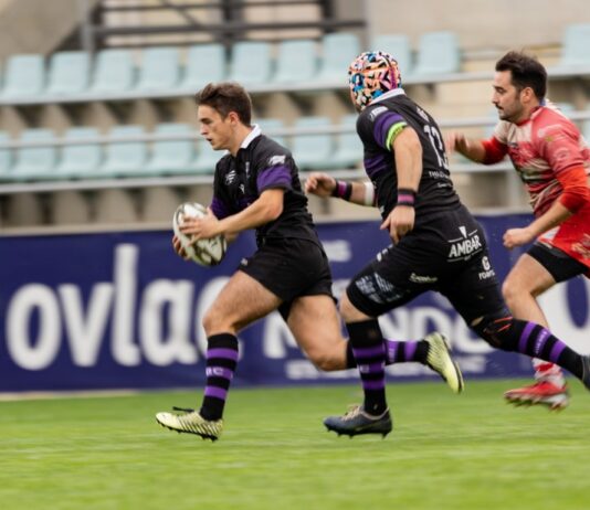 Guille corre portando el balón perseguido por un jugador de Arroyo y Vegas como apoyo. Rugby Palencia