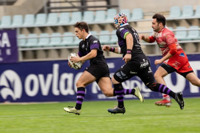 Guille corre portando el balón perseguido por un jugador de Arroyo y Vegas como apoyo. Rugby Palencia