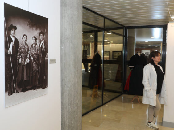 Foto: Brágimo - La indumentaria tradicional en Palencia a través del grabado y la estampa. Siglo XIX y XX, colección de Carlos Porro, en la imagen