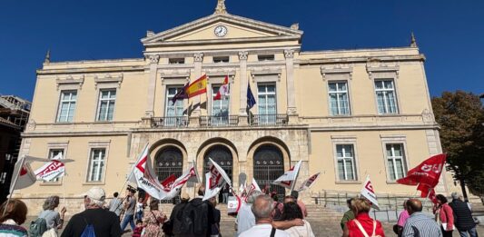 Lectura del manifiesto por el Día Internacional de las Personas Mayores en el Ayuntamiento de Palencia