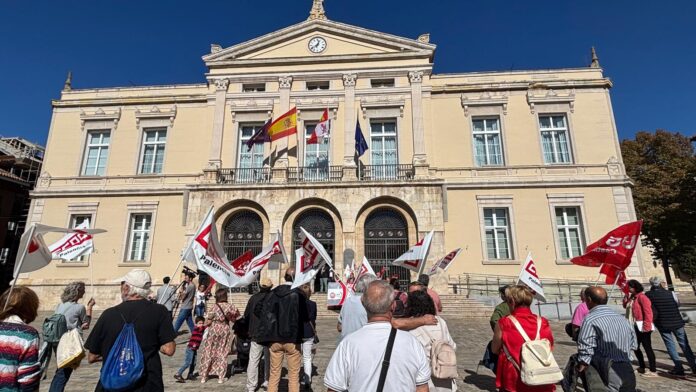 Lectura del manifiesto por el Día Internacional de las Personas Mayores en el Ayuntamiento de Palencia