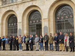 Minuto de silencio frente al Ayuntamiento de Palencia