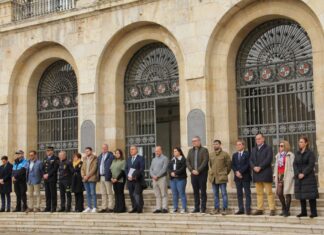 Minuto de silencio frente al Ayuntamiento de Palencia