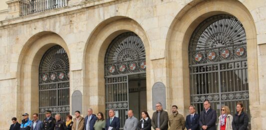 Minuto de silencio frente al Ayuntamiento de Palencia