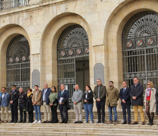 Minuto de silencio frente al Ayuntamiento de Palencia